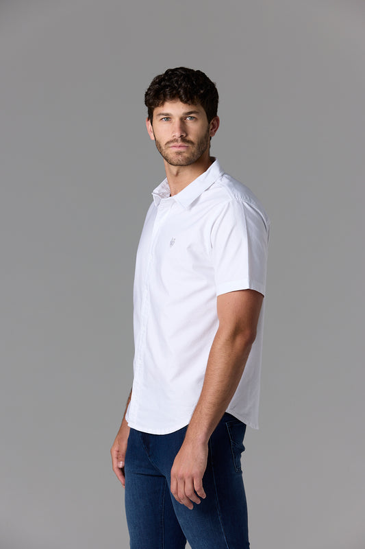 Man in white polo shirt - SOW_2_ECOM_WEB_139