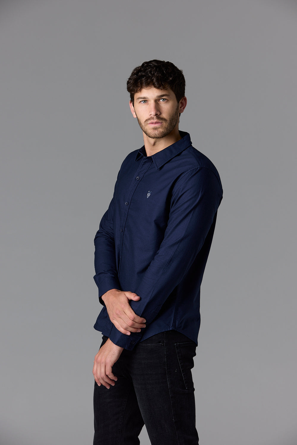 Man in navy shirt - SOW_2_ECOM_WEB_101