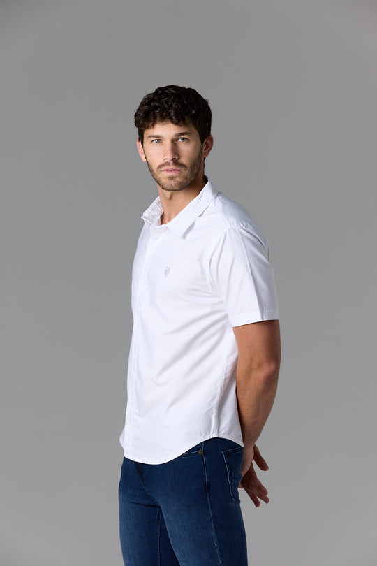 Man in white shirt and jeans - ECOM WEB 136
