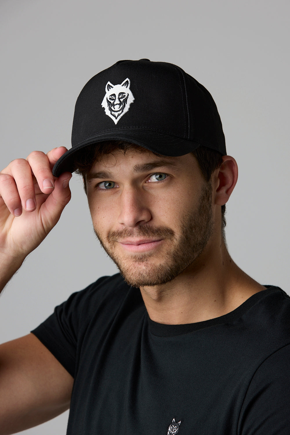 SOW ECOM black cap with wolf logo on man