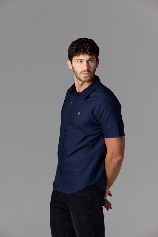 Man in navy blue short-sleeved shirt - SOW_2_ECOM_WEB_38