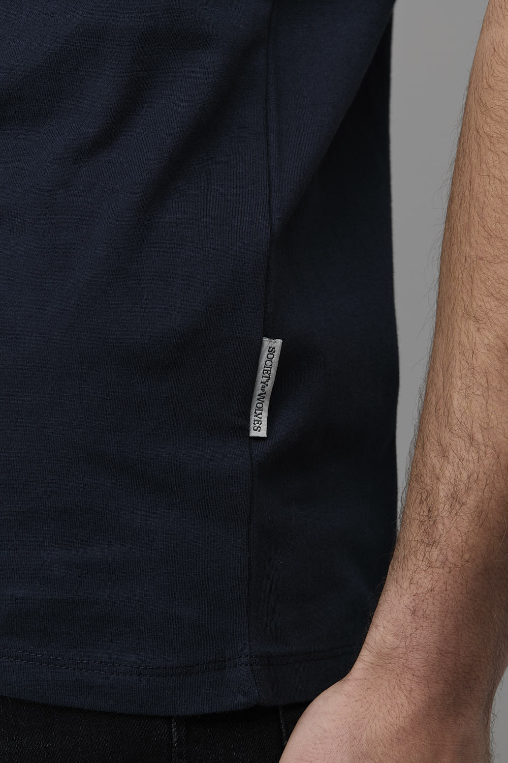 SOW ECOM WEB 141 - Navy t-shirt detail with brand tag