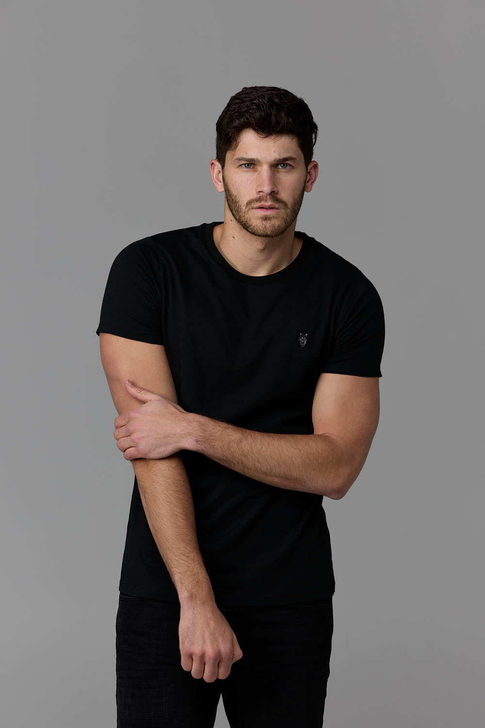 Man in black t-shirt - SOW_ECOM_WEB_363
