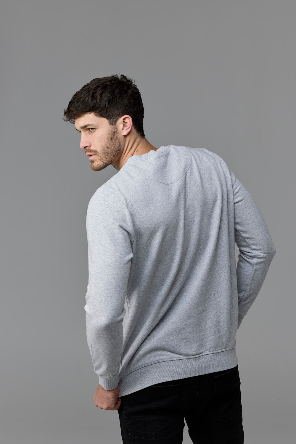 SOW ECOM - Man in gray sweatshirt